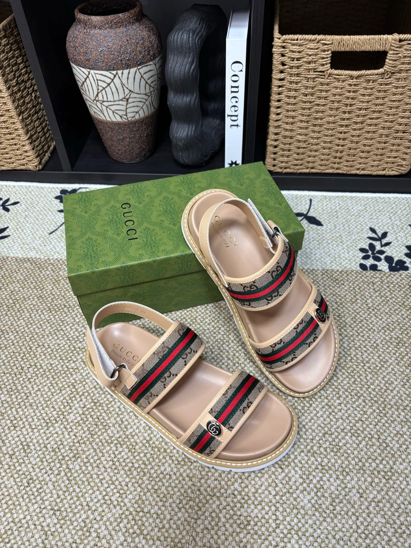 Factory 💰 300 yuan Gucci slippers] high-end men's shoes brand official website 1:1 latest masterpiece: original mold customization, the fabric is made of imported original materials, upgraded outsole, lighter and non-slip. The market's top quality, simple yet tasteful, a must-have for fashionistas, fashionable at your feet, full of confidence, the same style at the counter 👍The season of summer slippers is here. Code: 38-45 (45 customized)